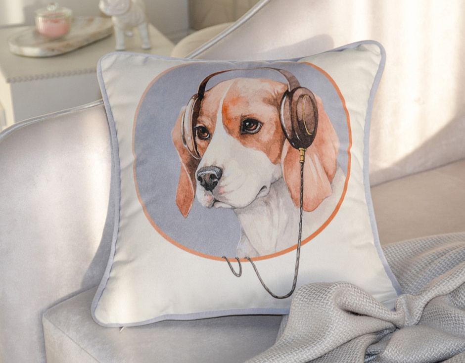 Декоративная подушка с изображением собаки