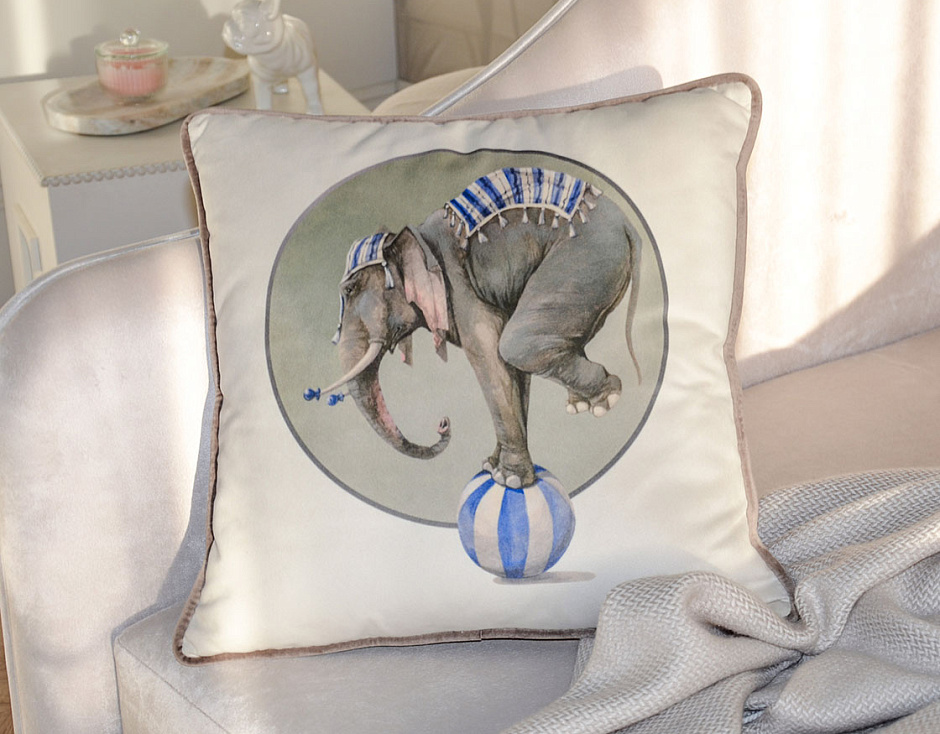 Декоративная подушка с изображением слона